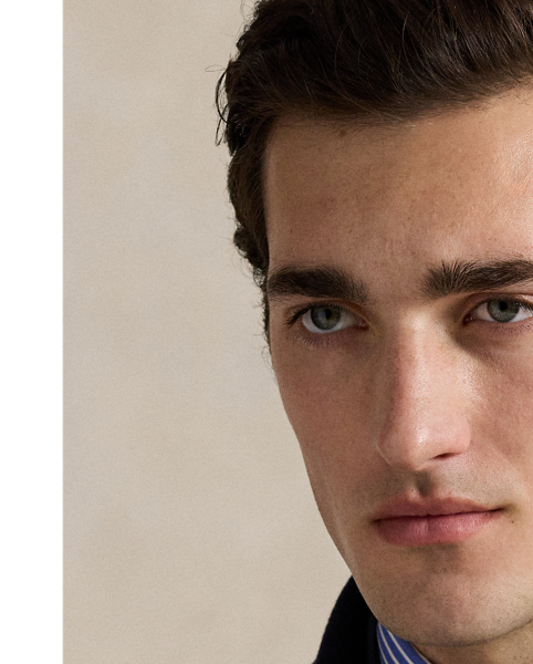 This classic topcoat is crafted from a lightweight melton cloth that includes wool for extra warmth.