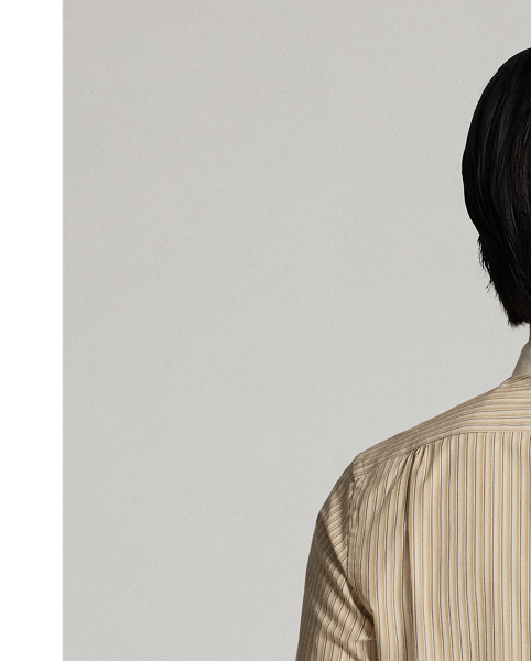 Slim-fitting shirt made from yarn-dyed striped dobby, which is inspired by an antique textile. Contrasting club collar. Patch pocket on the left chest. Genuine mother of pearl buttons.