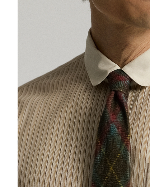 Slim-fitting shirt made from yarn-dyed striped dobby, which is inspired by an antique textile. Contrasting club collar. Patch pocket on the left chest. Genuine mother of pearl buttons.