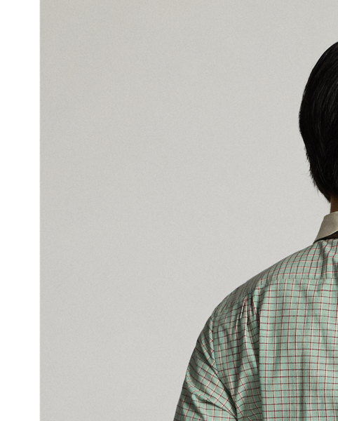 Slim-fitting shirt made from yarn-dyed cotton dobby inspired by an antique textile. Contrasting club collar. Genuine mother-of-pearl buttons.