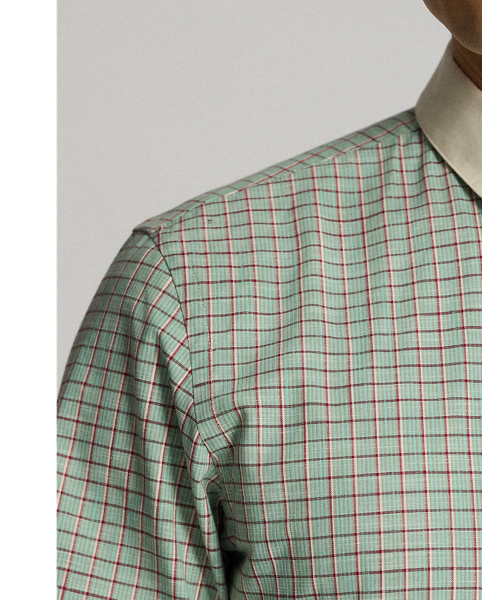 Slim-fitting shirt made from yarn-dyed cotton dobby inspired by an antique textile. Contrasting club collar. Genuine mother-of-pearl buttons.