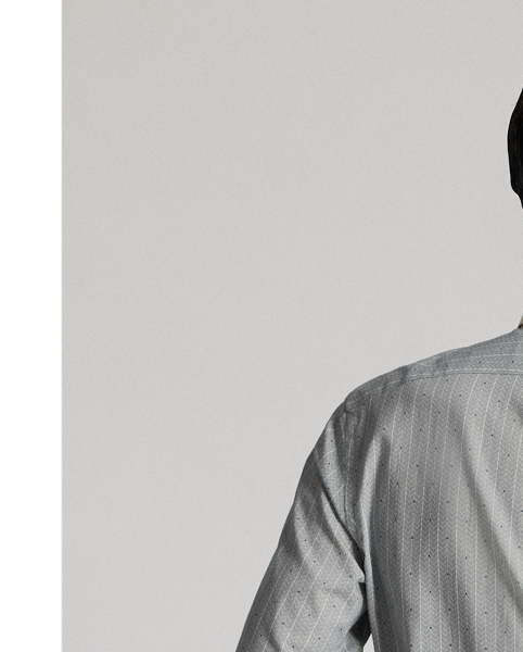 Slim-fitting shirt made from a print woven fabric that is inspired by an antique textile. Vintage-style contrasting straight collar. Patch pocket on the left chest. Genuine mother-of-pearl buttons.