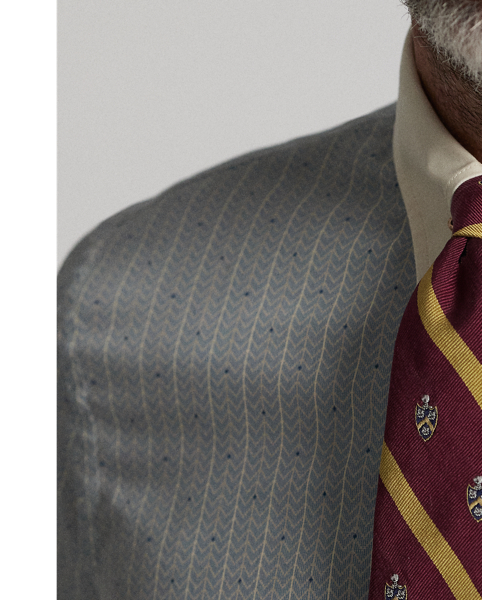 Slim-fitting shirt made from a print woven fabric that is inspired by an antique textile. Vintage-style contrasting straight collar. Patch pocket on the left chest. Genuine mother-of-pearl buttons.