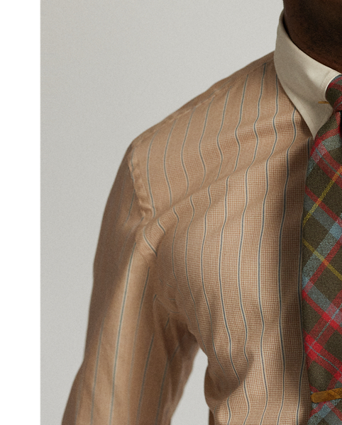 Slim-fitting shirt made from a printed woven cloth inspired by an antique textile. Vintage-style contrasting straight collar. Patch pocket on the left chest. Genuine mother-of-pearl buttons.