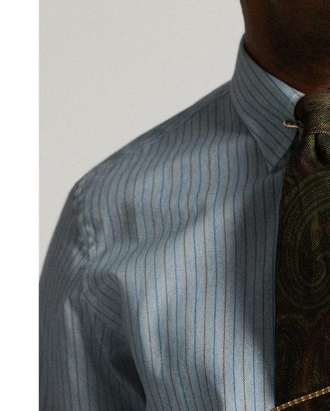 Slim-fitting shirt made from a printed woven fabric that is inspired by an antique textile. Vintage-style straight collar. Buttoned pocket on the left chest. Genuine mother of pearl buttons.