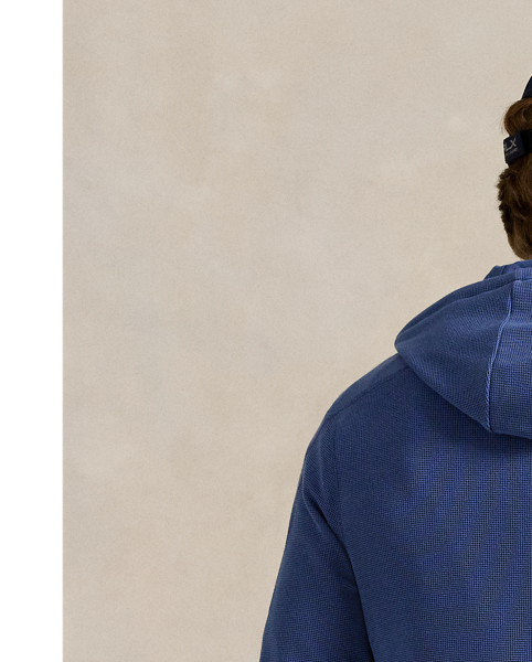 This hoodie is made with a stretch waffle-knit fabric that wicks moisture away from the body, helping to keep you comfortable, dry and cool.