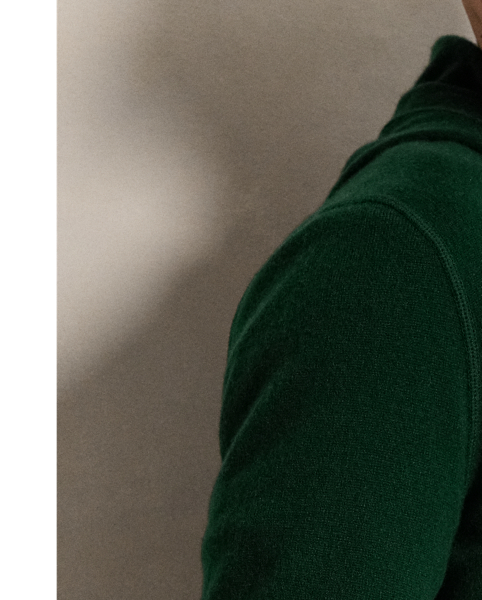 This hooded jumper is finely knit using soft cashmere yarn that was specially developed for easy care. At the right sleeve, it is intricately embroidered with the RLX logo.