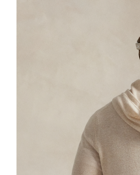 This hooded jumper is finely knit using soft cashmere yarn that was specially developed for easy care. At the right sleeve, it is intricately embroidered with the RLX logo.