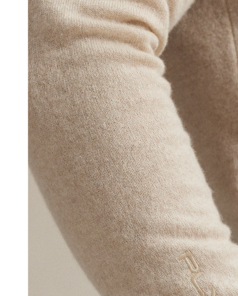 This hooded jumper is finely knit using soft cashmere yarn that was specially developed for easy care. At the right sleeve, it is intricately embroidered with the RLX logo.