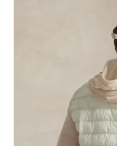 Crafted from water-repellent fabric, this lightweight gilet is ergonomically panelled with stretch jersey for ease of movement and insulated with down-alternative fill. It features slots on the waist pockets for hand warmers as well as a scorecard compartment in the interior.