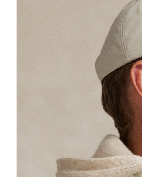 Crafted from water-repellent fabric, this lightweight gilet is ergonomically panelled with stretch jersey for ease of movement and insulated with down-alternative fill. It features slots on the waist pockets for hand warmers as well as a scorecard compartment in the interior.