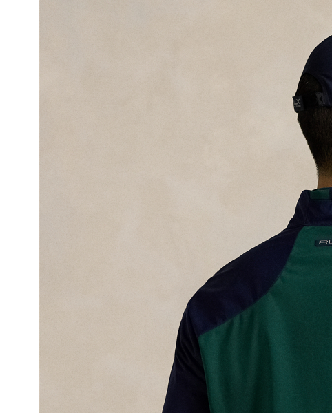 This colour-blocked jacket is crafted from a lightweight interlock fabric, which is both water-repellent and breathable. It also packs into its own pocket for on-the-go convenience.