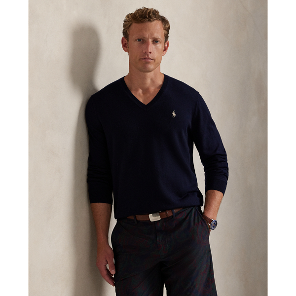 This V-neck jumper is finely knit with COOLMAX fibres to help keep you cool, dry and comfortable.