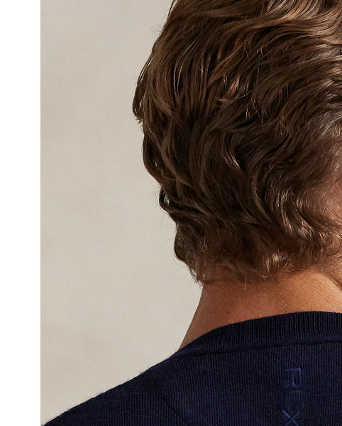 This V-neck jumper is finely knit with COOLMAX fibres to help keep you cool, dry and comfortable.