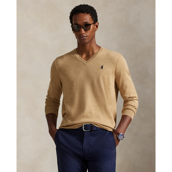 This V-neck jumper is finely knit with COOLMAX fibres to help keep you cool, dry and comfortable.