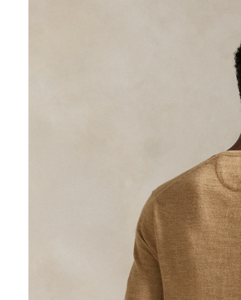 This V-neck jumper is finely knit with COOLMAX fibres to help keep you cool, dry and comfortable.