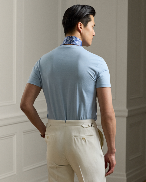 Elevating the classic crewneck silhouette, this sophisticated T-shirt is meticulously crafted with sumptuous cotton lisle, offering unparalleled comfort. The attention to detail is exemplified through signature Purple Label touches, such as grosgrain trim at the interior in our namesake hue and elegant " Ralph Lauren Lauren" embroidery.