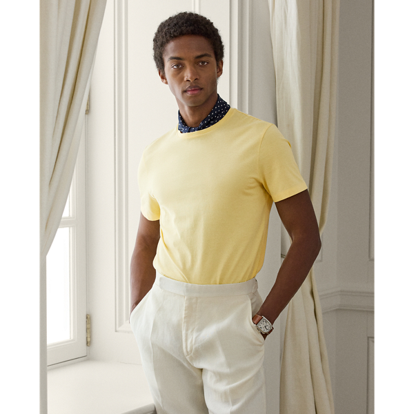 Elevating the classic crewneck silhouette, this sophisticated T-shirt is meticulously crafted with sumptuous cotton lisle, offering unparalleled comfort. The attention to detail is exemplified through signature Purple Label touches, such as grosgrain trim at the interior in our namesake hue and elegant " Ralph Lauren Lauren" embroidery.