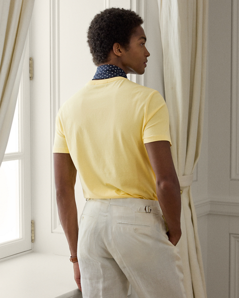 Elevating the classic crewneck silhouette, this sophisticated T-shirt is meticulously crafted with sumptuous cotton lisle, offering unparalleled comfort. The attention to detail is exemplified through signature Purple Label touches, such as grosgrain trim at the interior in our namesake hue and elegant " Ralph Lauren Lauren" embroidery.