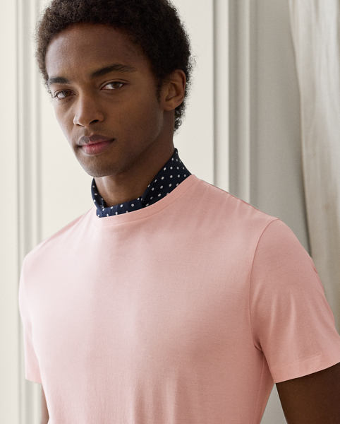 Elevating the classic crewneck silhouette, this sophisticated T-shirt is meticulously crafted with sumptuous cotton lisle, offering unparalleled comfort. The attention to detail is exemplified through signature Purple Label touches, such as grosgrain trim at the interior in our namesake hue and elegant " Ralph Lauren Lauren" embroidery.