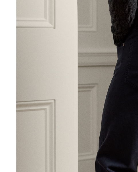 Meticulously tailored using stretch cotton twill from Italy, these five-pocket trousers exemplify Purple Label's commitment to exceptional craftsmanship. A signature leather patch on the back adds a refined finishing touch characteristic of Purple Label.