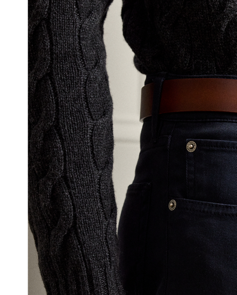 Meticulously tailored using stretch cotton twill from Italy, these five-pocket trousers exemplify Purple Label's commitment to exceptional craftsmanship. A signature leather patch on the back adds a refined finishing touch characteristic of Purple Label.