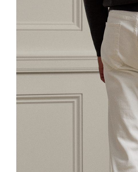 Meticulously tailored using stretch cotton twill from Italy, these five-pocket trousers exemplify Purple Label's commitment to exceptional craftsmanship. A signature leather patch on the back adds a refined finishing touch characteristic of Purple Label.