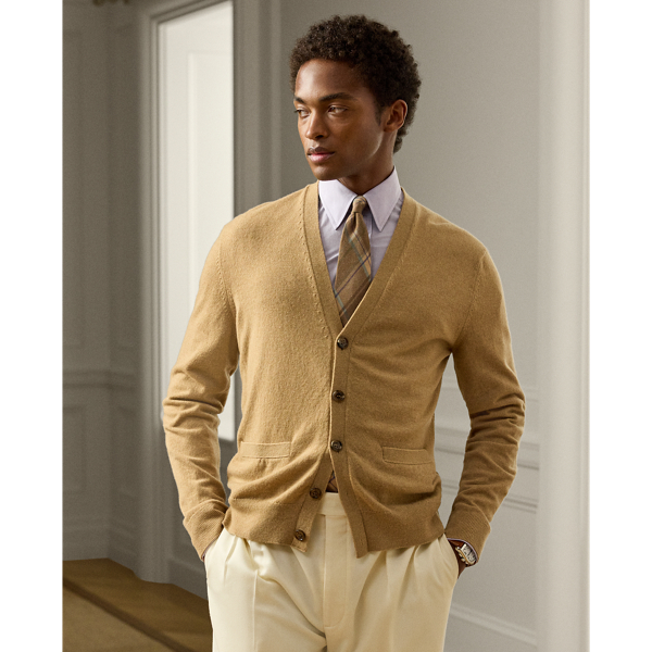 Masterfully crafted in Italy, this V-neck cardigan represents the pinnacle of Purple Label's dedication to sartorial elegance. The fine-knit construction and sublime cashmere yarn create an extraordinarily sumptuous garment, which exudes timeless sophistication and unparalleled comfort.