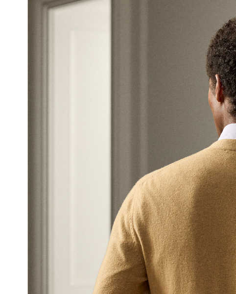 Masterfully crafted in Italy, this V-neck cardigan represents the pinnacle of Purple Label's dedication to sartorial elegance. The fine-knit construction and sublime cashmere yarn create an extraordinarily sumptuous garment, which exudes timeless sophistication and unparalleled comfort.