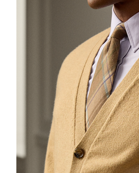 Masterfully crafted in Italy, this V-neck cardigan represents the pinnacle of Purple Label's dedication to sartorial elegance. The fine-knit construction and sublime cashmere yarn create an extraordinarily sumptuous garment, which exudes timeless sophistication and unparalleled comfort.