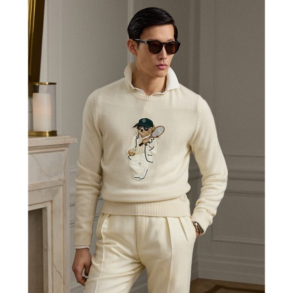 This Italian-crafted cashmere jumper exemplifies Purple Label's dedication to artisanal excellence with its meticulously detailed Polo Bear patch, which is handmade to recreate an outfit from the collection. The distinguished bear, dressed for a game of tennis, brings a sense of heritage sporting elegance to this classic layer.