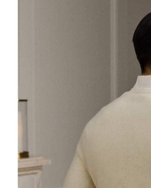 This Italian-crafted cashmere jumper exemplifies Purple Label's dedication to artisanal excellence with its meticulously detailed Polo Bear patch, which is handmade to recreate an outfit from the collection. The distinguished bear, dressed for a game of tennis, brings a sense of heritage sporting elegance to this classic layer.