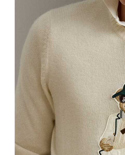 This Italian-crafted cashmere jumper exemplifies Purple Label's dedication to artisanal excellence with its meticulously detailed Polo Bear patch, which is handmade to recreate an outfit from the collection. The distinguished bear, dressed for a game of tennis, brings a sense of heritage sporting elegance to this classic layer.