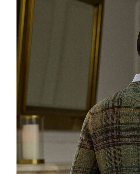 This jumper's beautiful plaid pattern draws inspiration from a woven haberdashery textile used in the Purple Label line. The classic motif is reinterpreted with an intarsia-knit technique and thick-gauge cashmere-wool yarns.