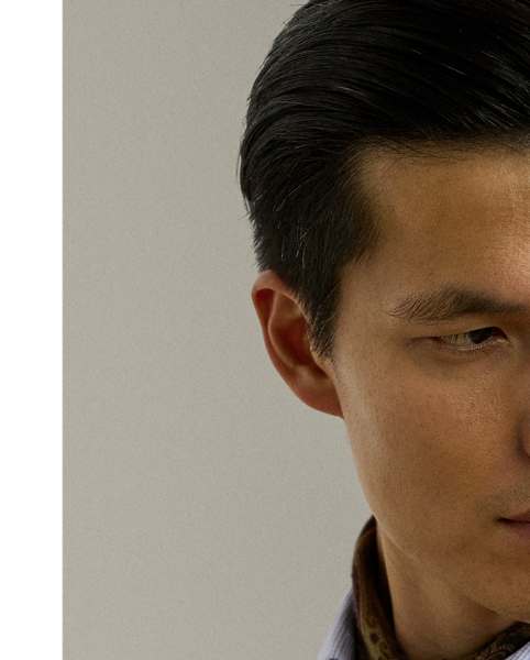 This jumper's beautiful plaid pattern draws inspiration from a woven haberdashery textile used in the Purple Label line. The classic motif is reinterpreted with an intarsia-knit technique and thick-gauge cashmere-wool yarns.