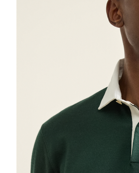 Elevating the classic rugby silhouette to new heights of luxury, this Purple Label masterpiece showcases Italian crafting at its finest. Its custom-dyed interlock fabric is specially developed to feature a sumptuous cashmere exterior and a cotton-and-silk interior for unparalleled comfort. The cuffs are skillfully linked on – a technique typically used in jumpers – to create inconspicuous seams that are flexible and durable. Detailed with a bespoke crest, this sophisticated interpretation epitomises Purple Label's dedication to sartorial excellence.