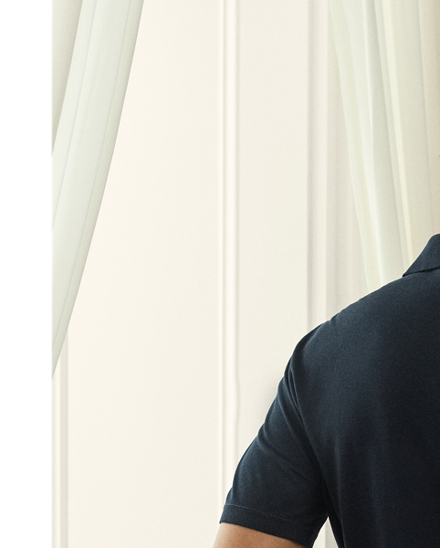 Meticulously crafted in Italy to Purple Label's exacting standards, this piqué Polo shirt exemplifies sophistication through its exceptional blend of silk and fine cotton. The refined silhouette is further elevated by genuine mother-of-pearl buttons and distinguished " Ralph Lauren Lauren" embroidery.