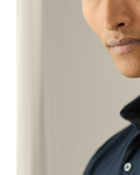 Meticulously crafted in Italy to Purple Label's exacting standards, this piqué Polo shirt exemplifies sophistication through its exceptional blend of silk and fine cotton. The refined silhouette is further elevated by genuine mother-of-pearl buttons and distinguished " Ralph Lauren Lauren" embroidery.