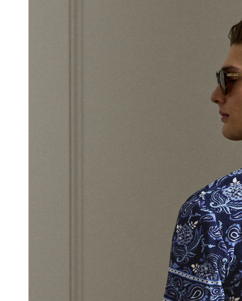 This Polo shirt's fabric is crafted with a plush cotton blend and printed with a paisley motif that draws inspiration from Indian choppa silk. It is finished with a genuine mother-of-pearl button on the collar.