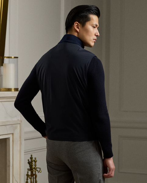 This waistcoat is crafted in Italy with a lightweight stretch fabric that offers a greater ease of movement and comfort. At the interior, it is lined with luxurious jersey that is made with cotton, cashmere and silk.