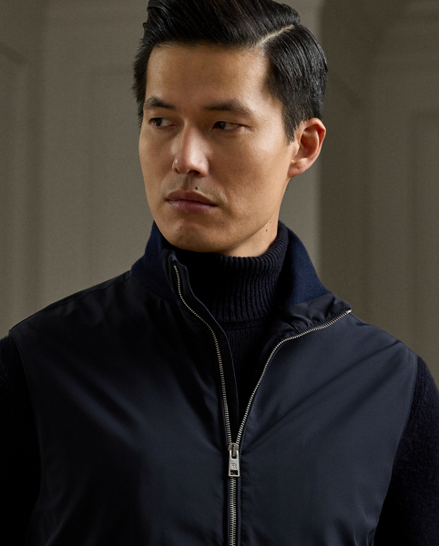 This waistcoat is crafted in Italy with a lightweight stretch fabric that offers a greater ease of movement and comfort. At the interior, it is lined with luxurious jersey that is made with cotton, cashmere and silk.