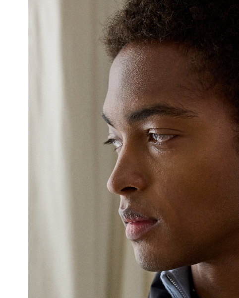 Skillfully crafted in Italy, this jacket harmonises utilitarian style with modern comfort through its lightweight stretch fabric and flight-inspired silhouette. The exquisite interior elevates the wearing experience with its sumptuous jersey lining-a luxurious blend of fine cotton, cashmere and silk.