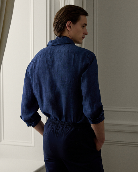 Exquisitely rendered in Italian délavé linen, this lightweight shirt reflects Purple Label's commitment to superior craftsmanship and refined style. The exceptional fabric, which is prized for its remarkable softness and breathability, is meticulously tailored to create a garment that effortlessly combines comfort with an understated elegance.