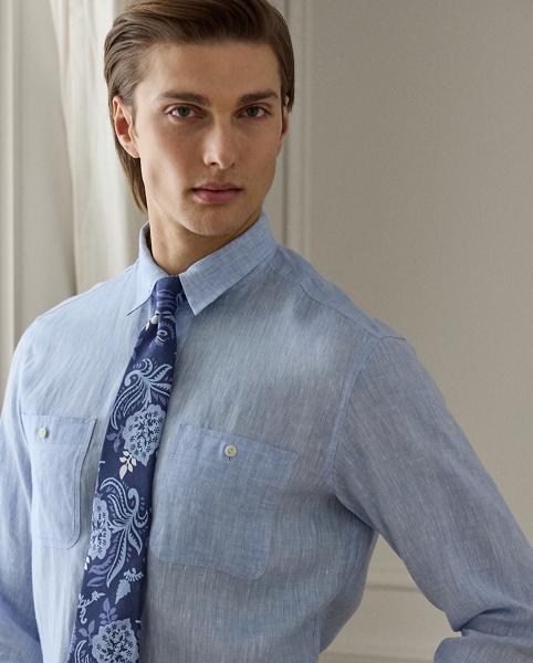 This Italian-crafted shirt masterfully balances form and function with a utilitarian-inspired silhouette rendered in lightweight linen chambray. Corozo buttons provide a subtle yet sophisticated finishing touch to this flawless example of casual elegance.