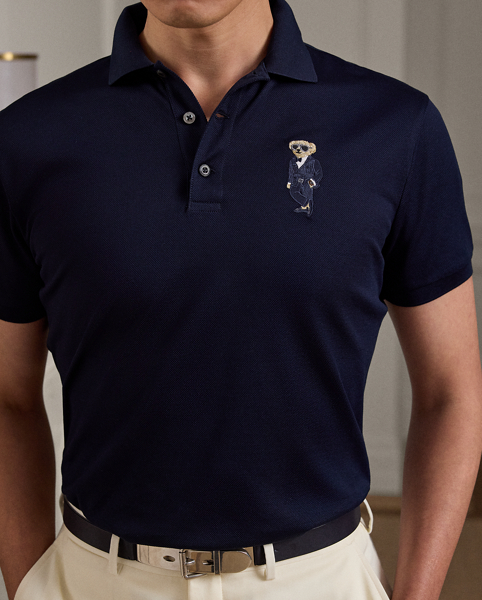 A masterpiece of Italian craftsmanship, this Purple Label Polo shirt elevates casual luxury with its double-mercerised cotton piqué fabric, which ensures exceptional durability and colour brilliance. This version features our beloved Polo Bear in an elegant ensemble that is accented with signature Ralph Lauren Lauren accessories.