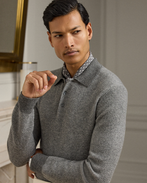 Combining multiple cashmere yarns and a jacquard birdseye-knit technique, this Italian-crafted jumper is an exemplary take on tone and texture. The medium-weight layer reimagines Ralph Lauren Lauren's iconic Polo shirt silhouette and features considered details such as genuine mother-of-pearl buttons.
