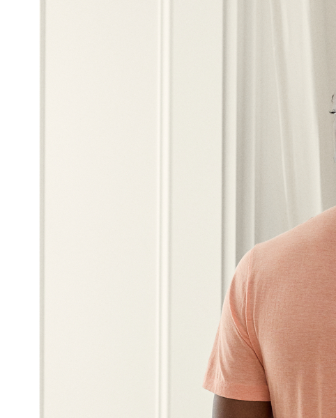 Elevating the classic crewneck silhouette, this sophisticated T-shirt is meticulously crafted from sumptuous cotton lisle in a custom-developed colour. The attention to detail is exemplified through signature Purple Label touches, such as grosgrain trim in our namesake hue on the interior and elegant " Ralph Lauren Lauren" embroidery.