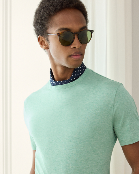 Elevating the classic crewneck silhouette, this sophisticated T-shirt is meticulously crafted from sumptuous cotton lisle in a custom-developed colour. The attention to detail is exemplified through signature Purple Label touches, such as grosgrain trim in our namesake hue on the interior and elegant " Ralph Lauren Lauren" embroidery.