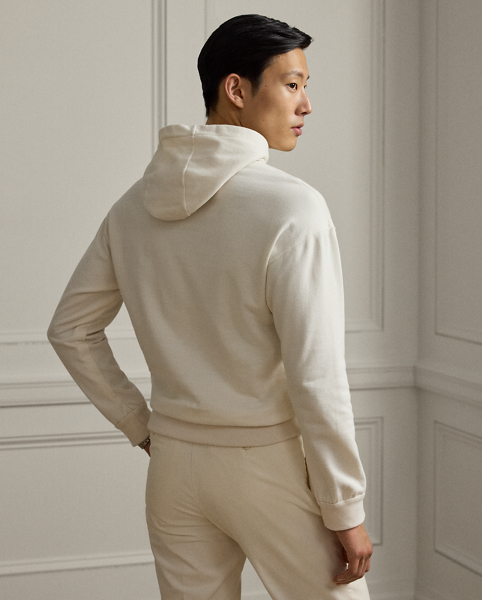 Meticulously crafted in Italy with cotton-and-cashmere fleece, this hoodie exemplifies the superior quality and attention to detail synonymous with Purple Label. The luxurious layer is further enhanced by elevated details, including hand-sewn drawcord tips and intricate " Ralph Lauren Lauren" embroidery.