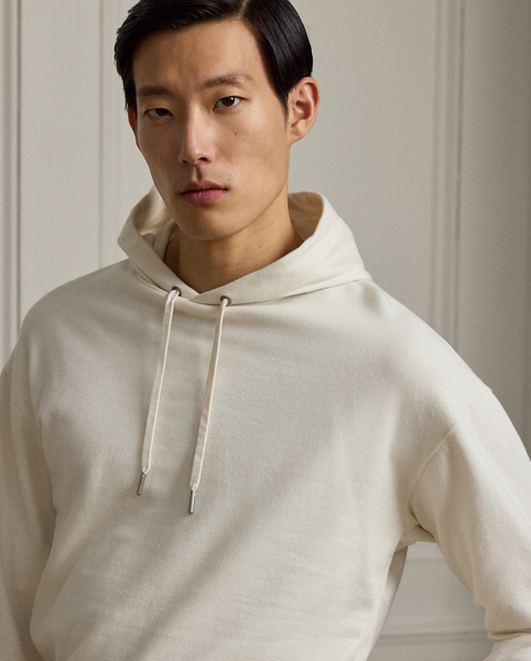 Meticulously crafted in Italy with cotton-and-cashmere fleece, this hoodie exemplifies the superior quality and attention to detail synonymous with Purple Label. The luxurious layer is further enhanced by elevated details, including hand-sewn drawcord tips and intricate " Ralph Lauren Lauren" embroidery.